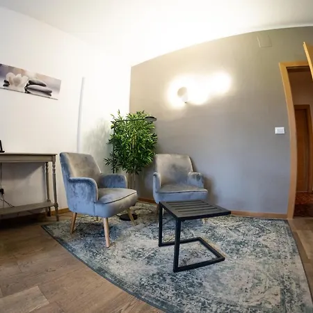 Flow Karl Wolf Park Apartman *